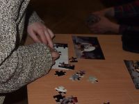 układanie puzzli - zdjęcia z oper Moniuszki