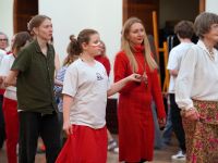 Uczestnicy pałacu i goście tańczący poloneza