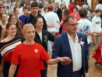 Uczestnicy pałacu i goście tańczący poloneza