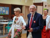 Uczestnicy pałacu i goście tańczący poloneza