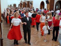 Uczestnicy pałacu i goście tańczący poloneza