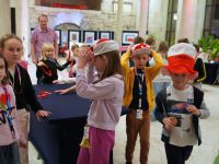 Dzieci przebierające sie do fotobudki