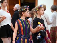 Uczestnicy pałacu i goście tańczący poloneza