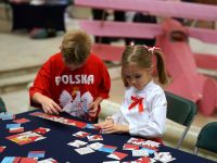 uczestnicy pałcu układający puzle