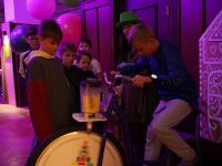 Dzieci wróżące sobie na stanowiskach z wróżbami