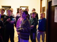 Dzieci wróżące sobie na stanowiskach z wróżbami