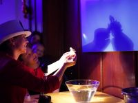 Dzieci wróżące sobie na stanowiskach z wróżbami