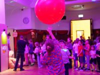 Dzieci wróżące sobie na stanowiskach z wróżbami