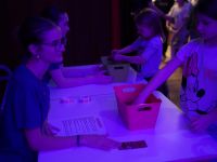 Dzieci wróżące sobie na stanowiskach z wróżbami