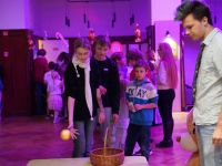 Dzieci wróżące sobie na stanowiskach z wróżbami