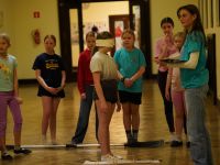 Dzieci wykonujące zadanie  podczas gry terenowej