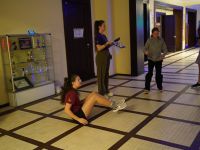 Dzieci wykonujące zadanie  podczas gry terenowej