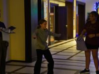 Dzieci wykonujące zadanie  podczas gry terenowej