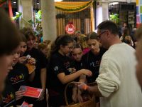 dyrektor rozdający karty startowe