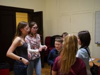 Dzieci wykonujące zadanie  podczas gry terenowej