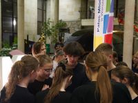 Dzieci wykonujące zadanie  podczas gry terenowej