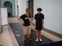 Dzieci wykonujące zadanie  podczas gry terenowej