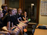 Dzieci wykonujące zadanie  podczas gry terenowej