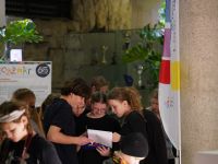 Dzieci wykonujące zadanie  podczas gry terenowej