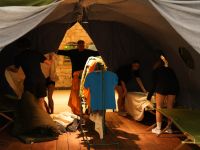 Dzieci wykonujące zadanie  podczas gry terenowej