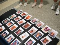 Dzieci wykonujące zadanie  podczas gry terenowej