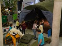 Dzieci wykonujące zadanie  podczas gry terenowej