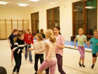 Dzieci wykonujące zadanie  podczas gry terenowej