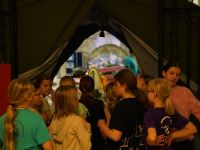 Dzieci wykonujące zadanie  podczas gry terenowej