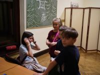 Dzieci wykonujące zadanie  podczas gry terenowej