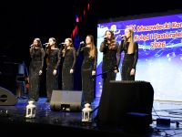 zespół wokalny występujący na scenie