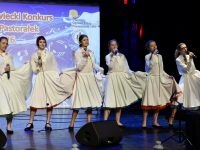 zespół wokalny występujący na scenie