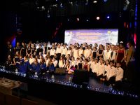 zespół wokalny występujący na scenie