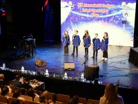 zespół wokalny występujący na scenie