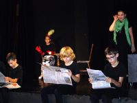 chłopcy czytający gazete w tle Pchła Szachrajka