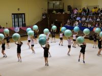 zespół fitness z piłkami na scenie