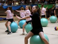 zespółfitness z piłkami na scenie