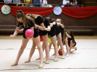 zespół gimnastyki artystycznej na scenie