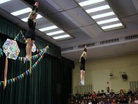 dziewczyny skaczące na batucie