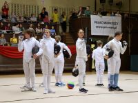 grupa szermierzy na scenie