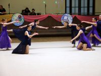 zespół taneczny na scenie