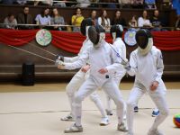 grupa szermierzy na scenie