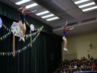 dziewczynki skaczące na batucie na scenie