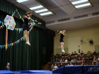 dziewczynki skaczące na batucie