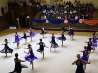 zespół taneczny na scenie