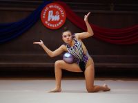 gimnasyczka z piłką