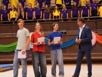 prowadzący młodzi aktorzy z dyrektorem