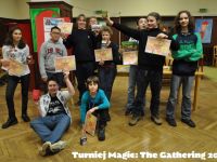 grupa młodzieży podczas Turnieju MAGIC - zdjęcie grupowe