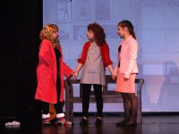 scena p. Greace, p. Hannigan i Annie