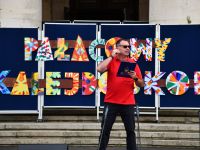 Dyrektor przemawiający do uczestników festynu