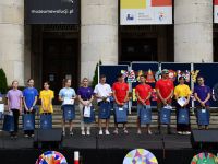 wyróżnieni młodzi asystenci na scenie z upominkami